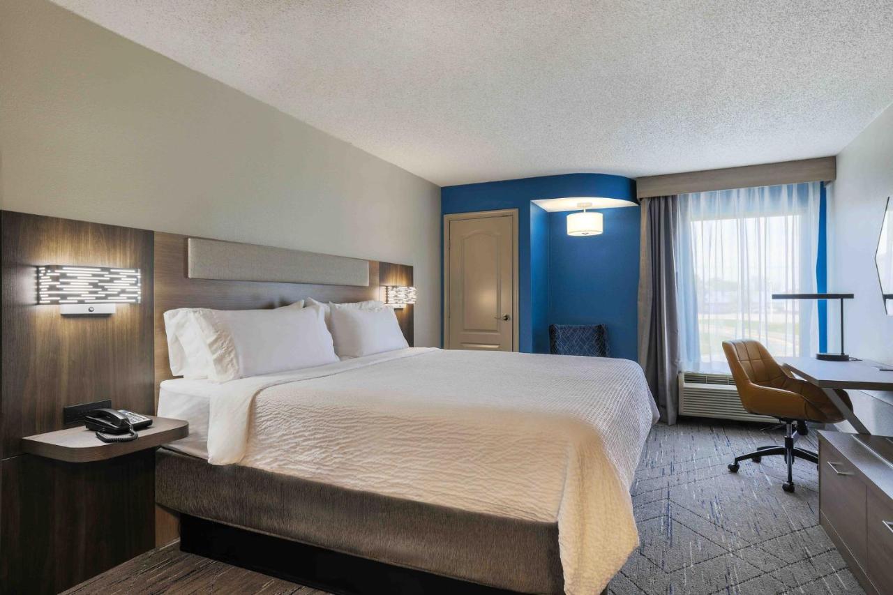 King Room at Holiday Inn Express Burlington by IHG