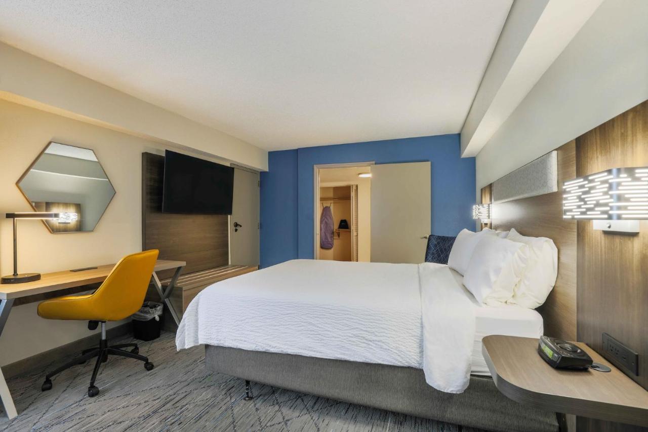 Queen Room with Bath Tub - Disability Access/Non-Smoking at Holiday Inn Express Burlington by IHG