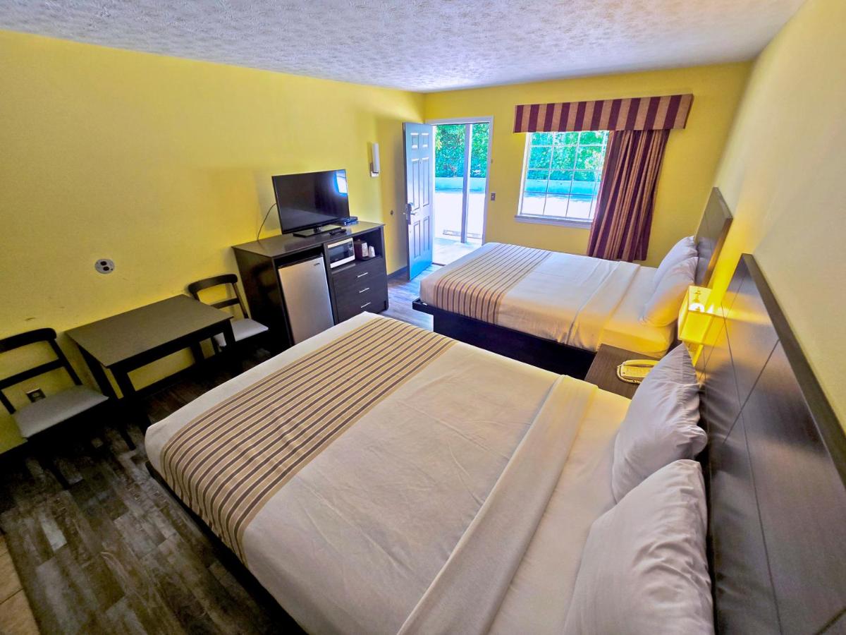 Double Room with Two Double Beds at Meriwether Country Inn