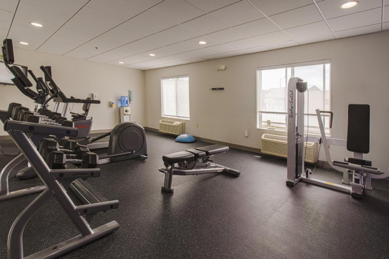 | Holiday Inn Express Hartford-Newington, an IHG Hotel