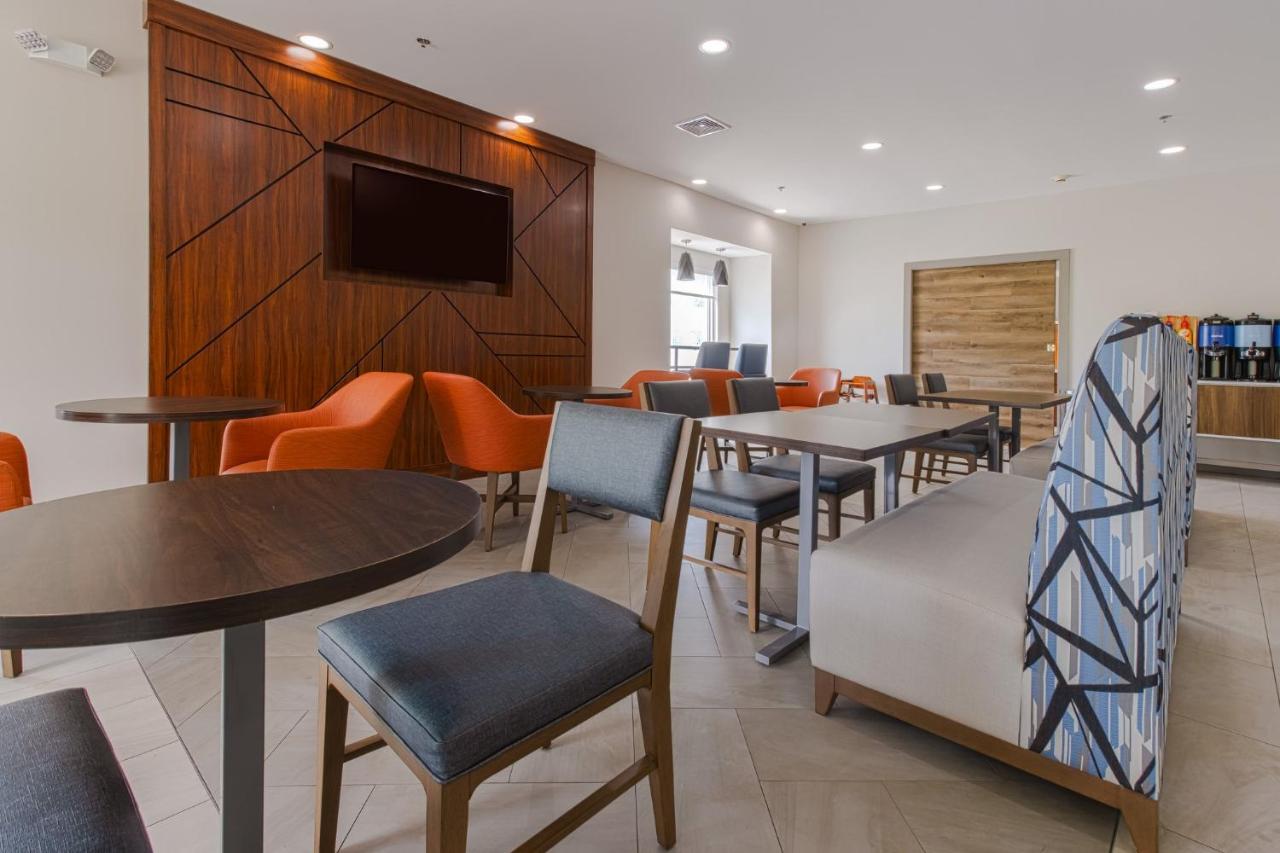 | Holiday Inn Express Hartford-Newington, an IHG Hotel
