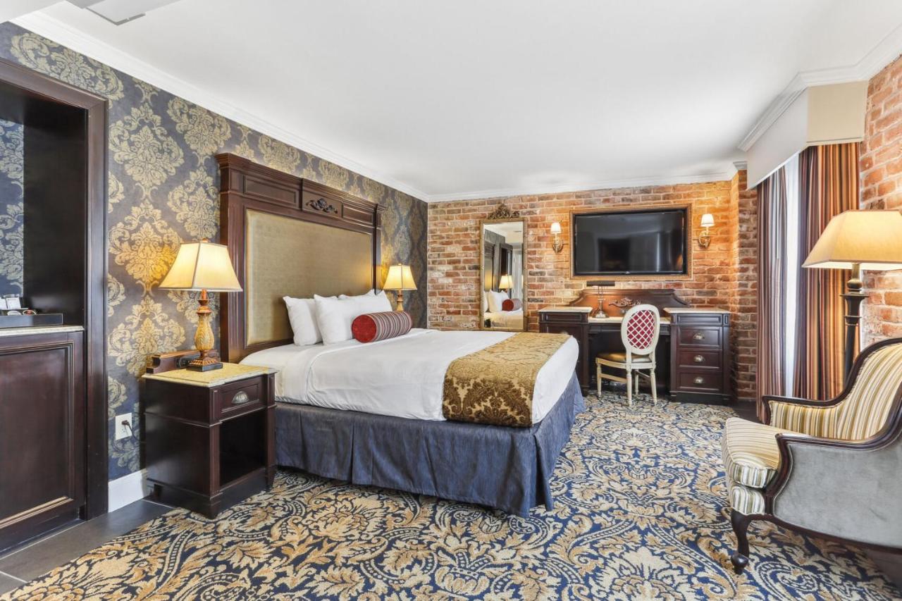 Deluxe Queen Room at Place d'Armes Hotel
