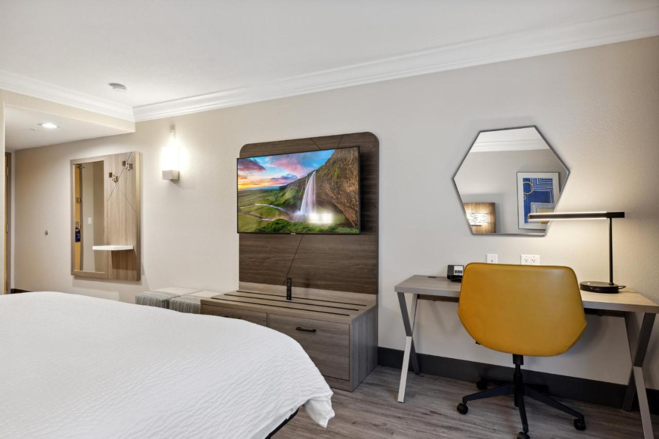King Room at Holiday Inn Express Hotel & Suites Vacaville by IHG