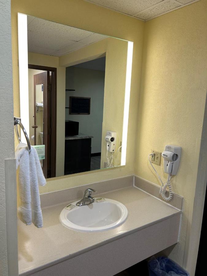 Queen Studio - Non-Smoking at Super 8 by Wyndham Gettysburg