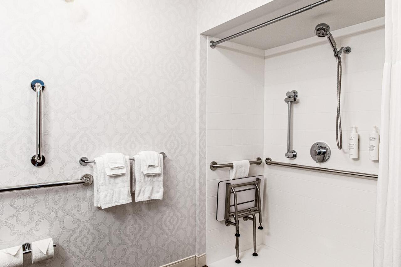 King Room - Disability Access/Non-Smoking at Hampton Inn & Suites Charleston/West Ashley