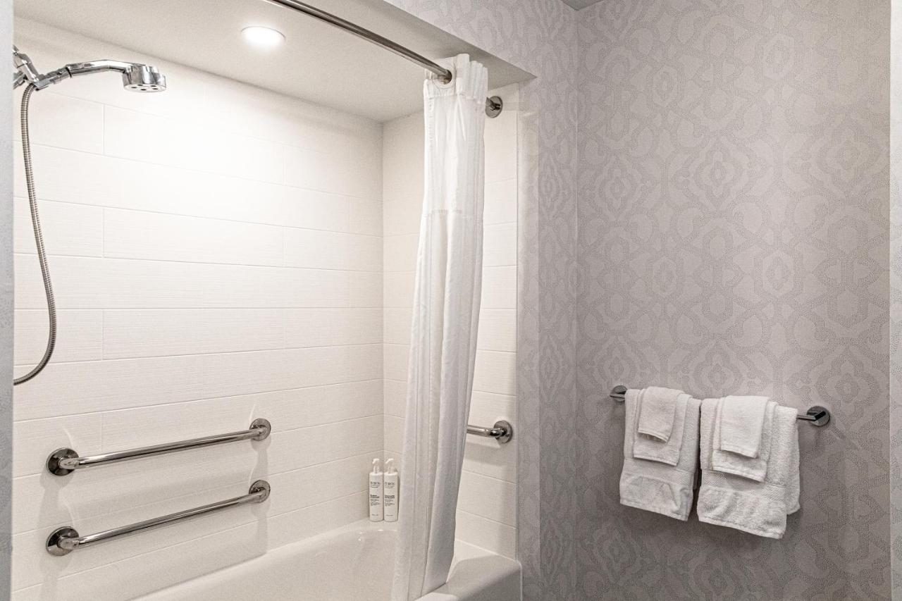 Queen Room with Two Queen Beds Accessible Tub - Non Smoking at Hampton Inn & Suites Charleston/West Ashley
