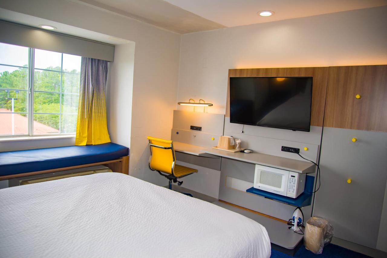 Queen Room - Non-Smoking at Microtel Inn & Suites by Wyndham Daphne/Mobile