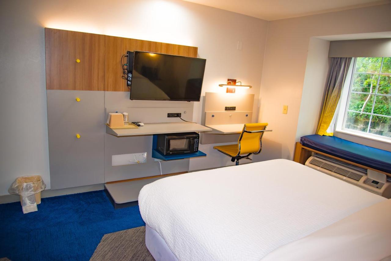 Queen Room - Disability Access/Non-Smoking at Microtel Inn & Suites by Wyndham Daphne/Mobile