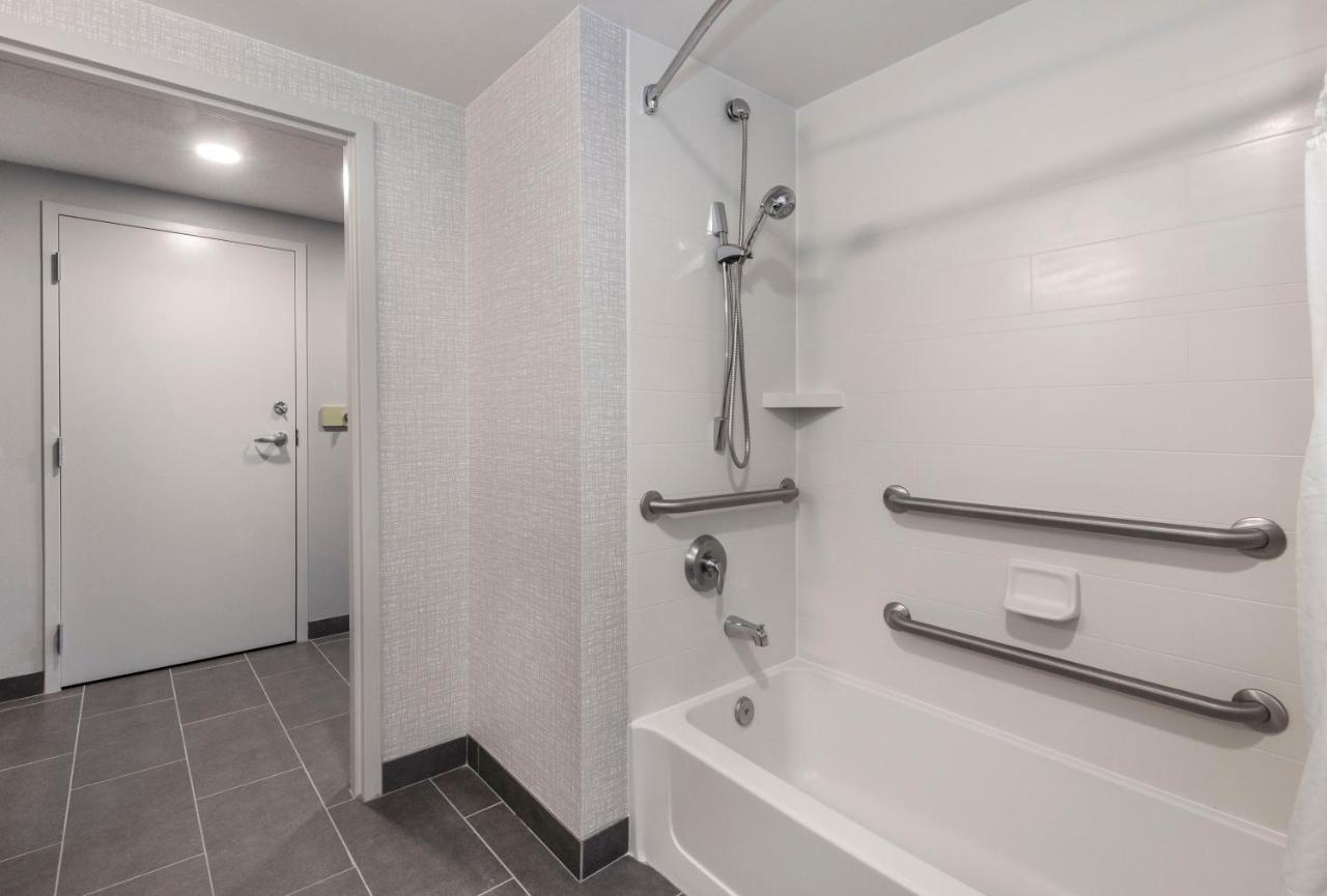 King Room with Bath Tub - Disability Access and Hearing Accessible/Non-Smoking at Hampton Inn & Suites Burlington, NC