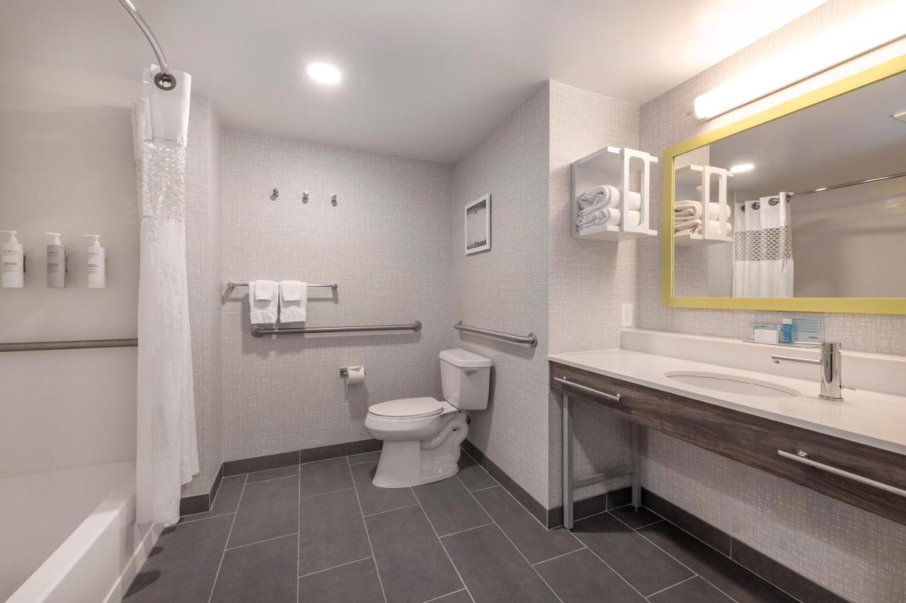 King Room with Bath Tub - Disability Access and Hearing Accessible/Non-Smoking at Hampton Inn & Suites Burlington, NC
