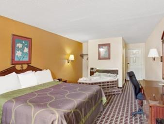 King Suite with Spa Bath- Non-Smoking at Super 8 by Wyndham Forrest City AR