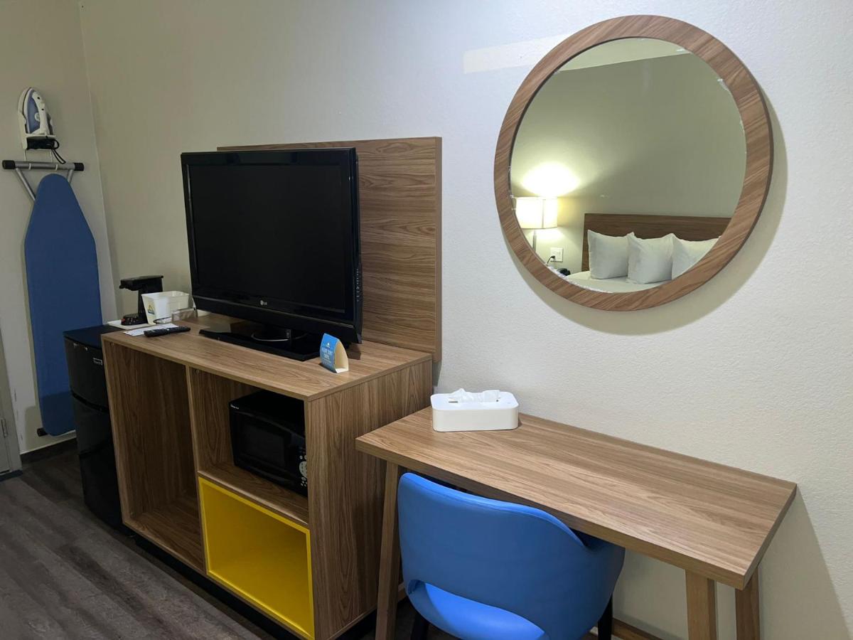 King Room - Mobility Access/Non-Smoking at Days Inn by Wyndham El Centro