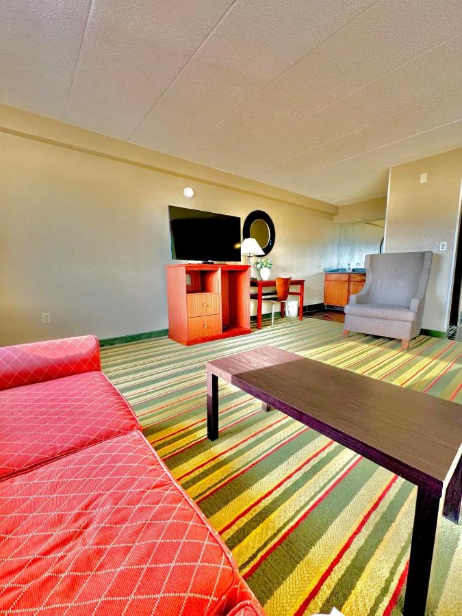 Deluxe King Studio Suite - Non-Smoking at Super 8 by Wyndham Frederick