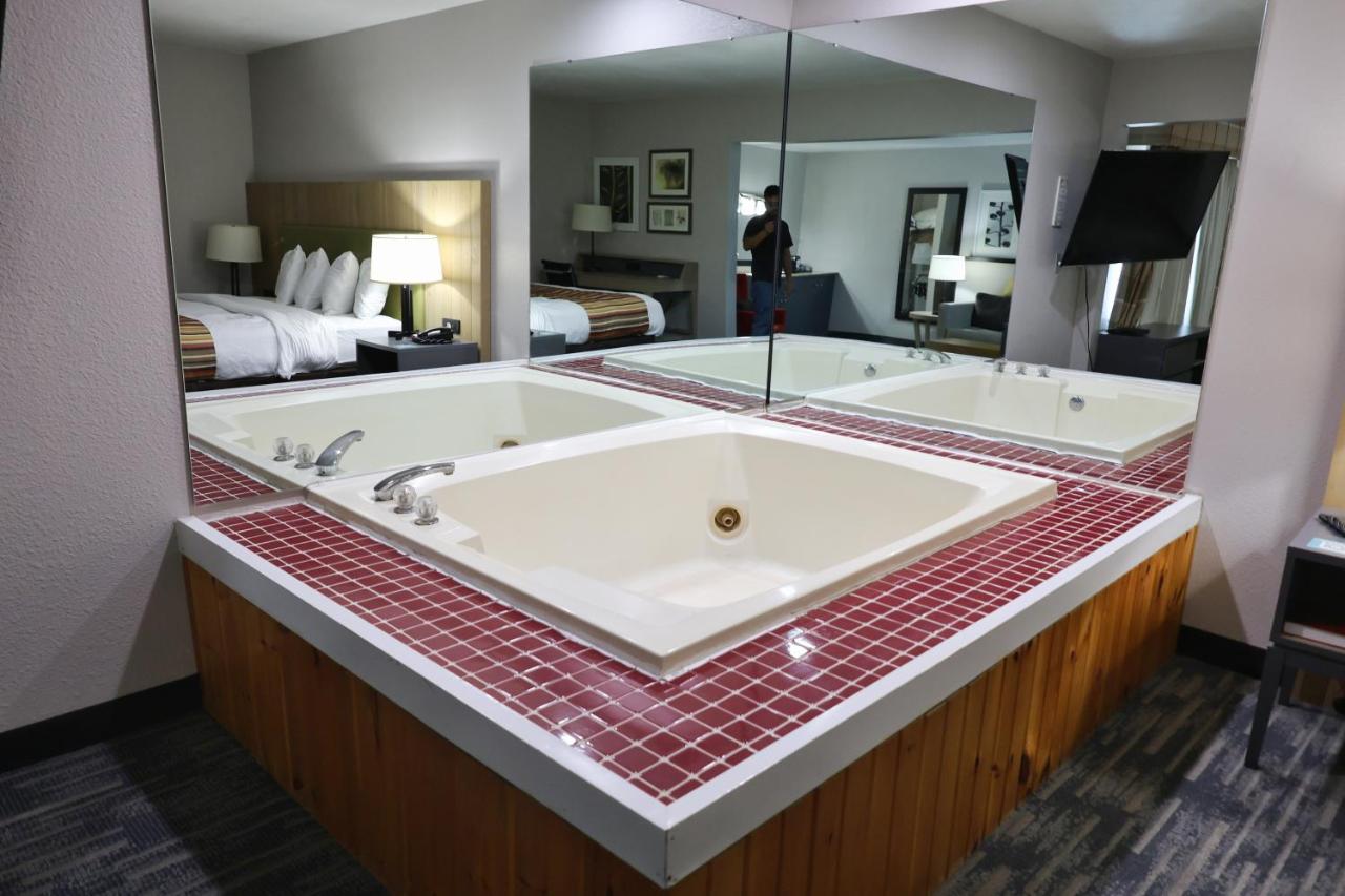 King Suite with Whirlpool at Country Inn & Suites by Radisson, Sparta, WI