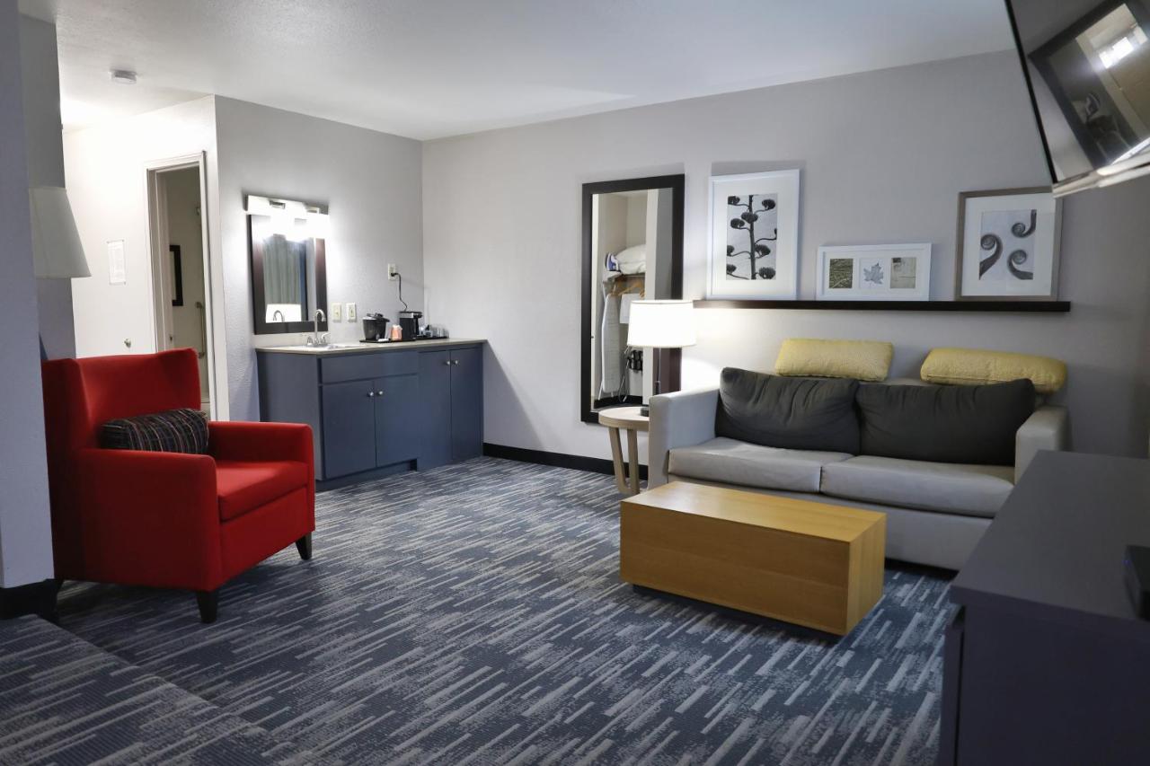 King Suite with Whirlpool at Country Inn & Suites by Radisson, Sparta, WI