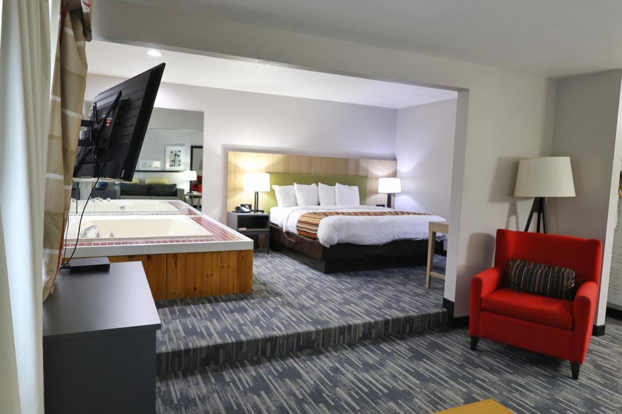 King Suite with Whirlpool at Country Inn & Suites by Radisson, Sparta, WI