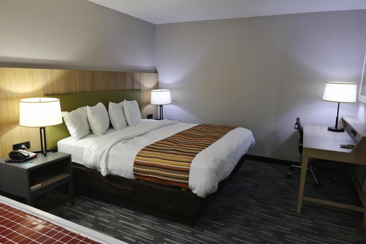 King Suite with Whirlpool at Country Inn & Suites by Radisson, Sparta, WI