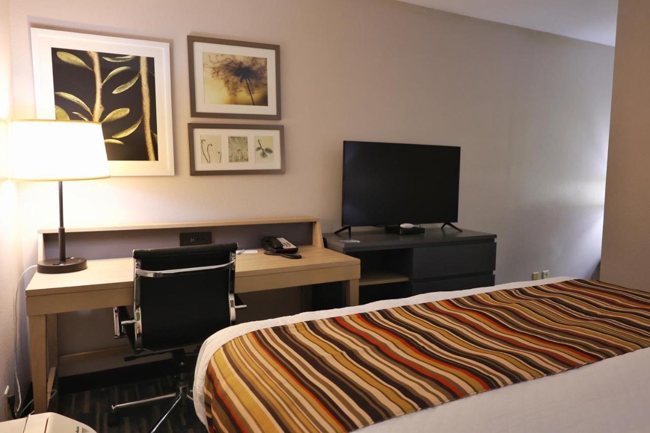 King Suite at Country Inn & Suites by Radisson, Sparta, WI