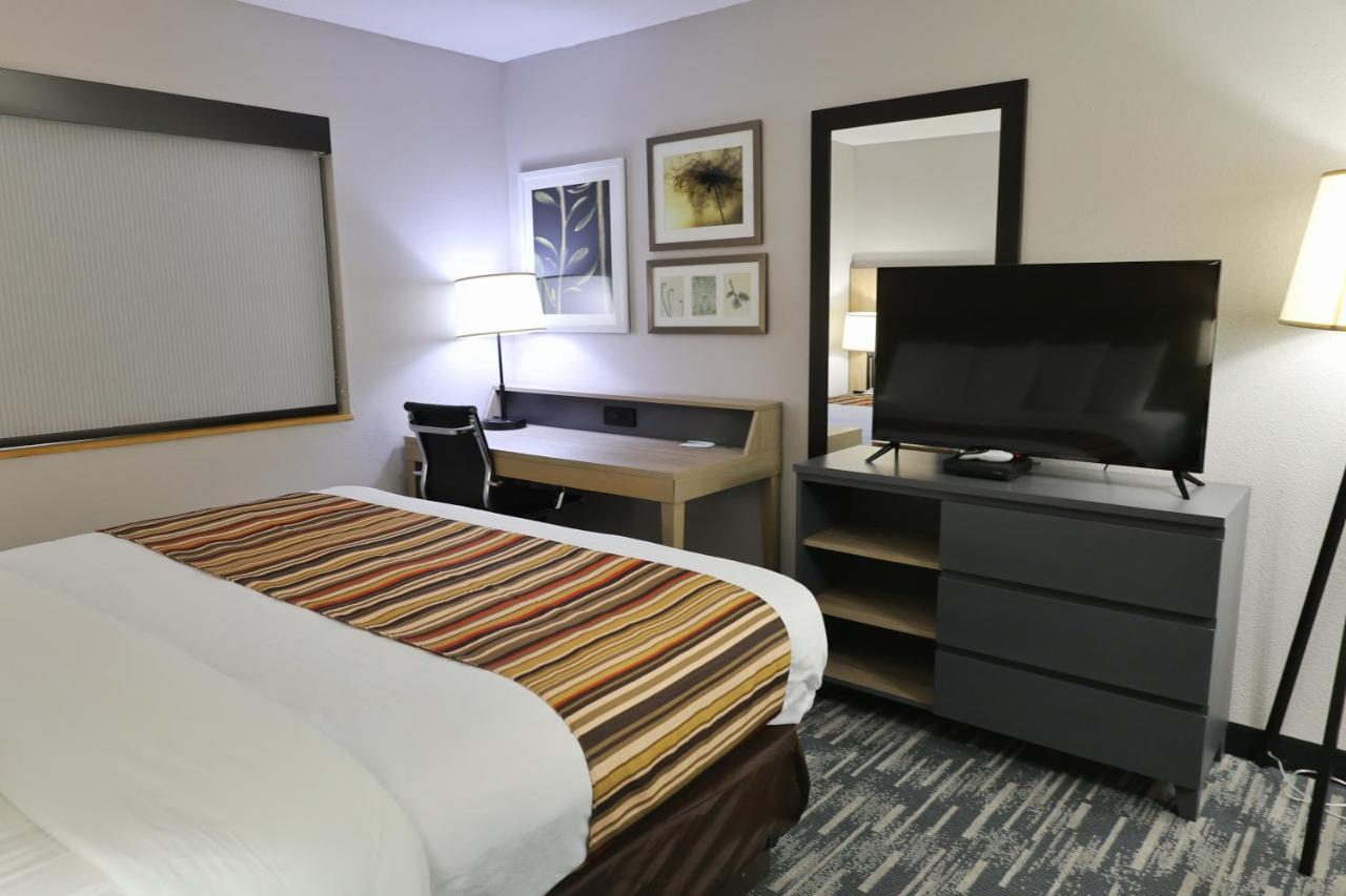 King Suite at Country Inn & Suites by Radisson, Sparta, WI