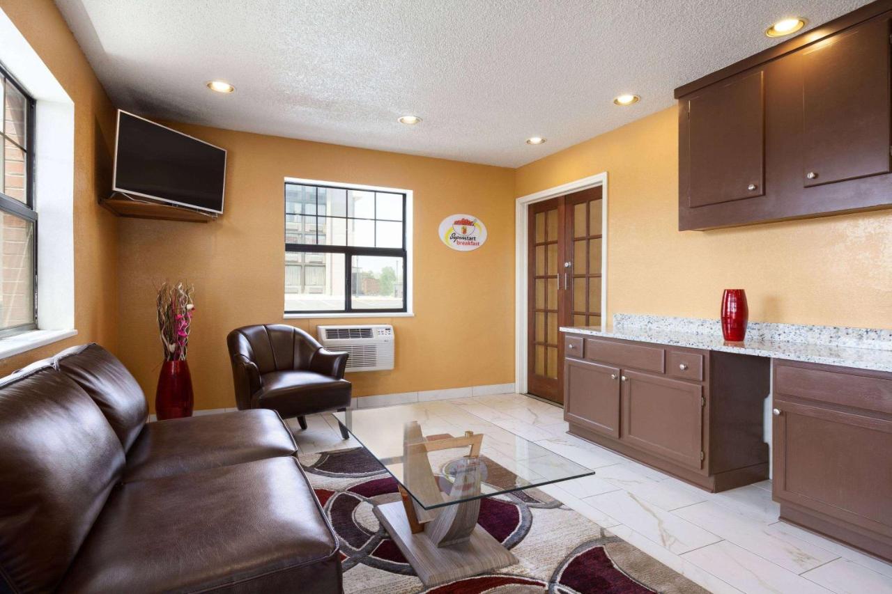 | Super 8 by Wyndham Colorado Springs/Afa Area