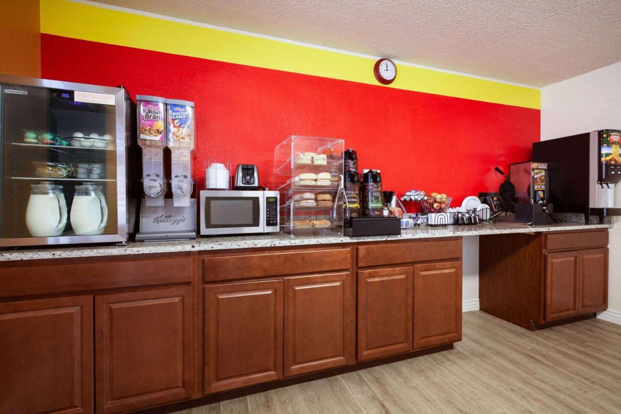 | Super 8 by Wyndham Colorado Springs/Afa Area