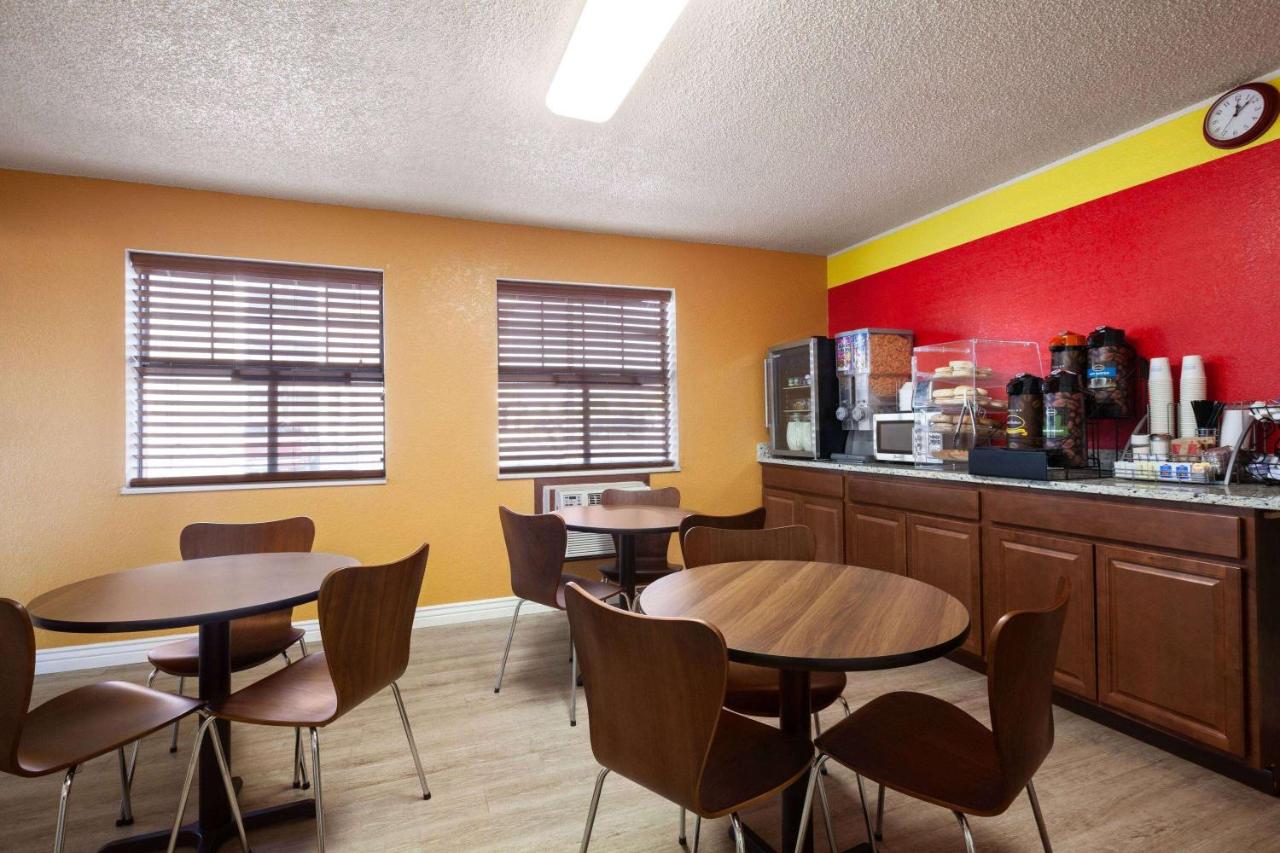 | Super 8 by Wyndham Colorado Springs/Afa Area