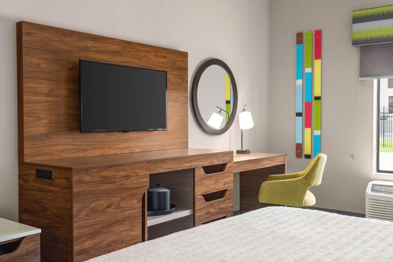 King Room with Sofa Bed at Hampton Inn & Suites Springfield, MO
