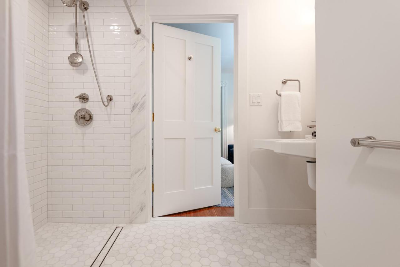 | Martin House Inn