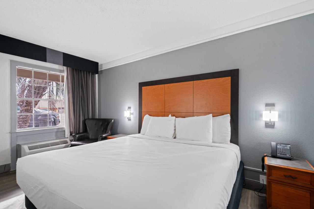 King Suite - Non-Smoking at La Quinta Inn by Wyndham Corpus Christi North