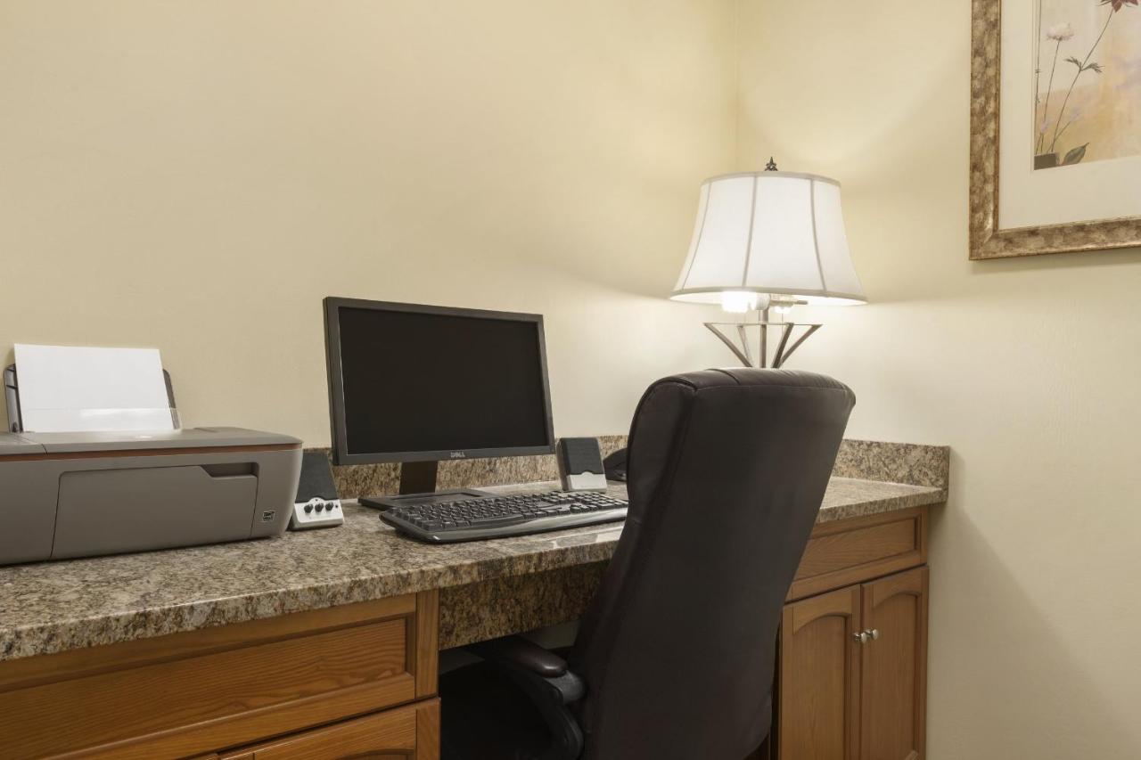  | Country Inn & Suites by Radisson, Moline Airport, IL