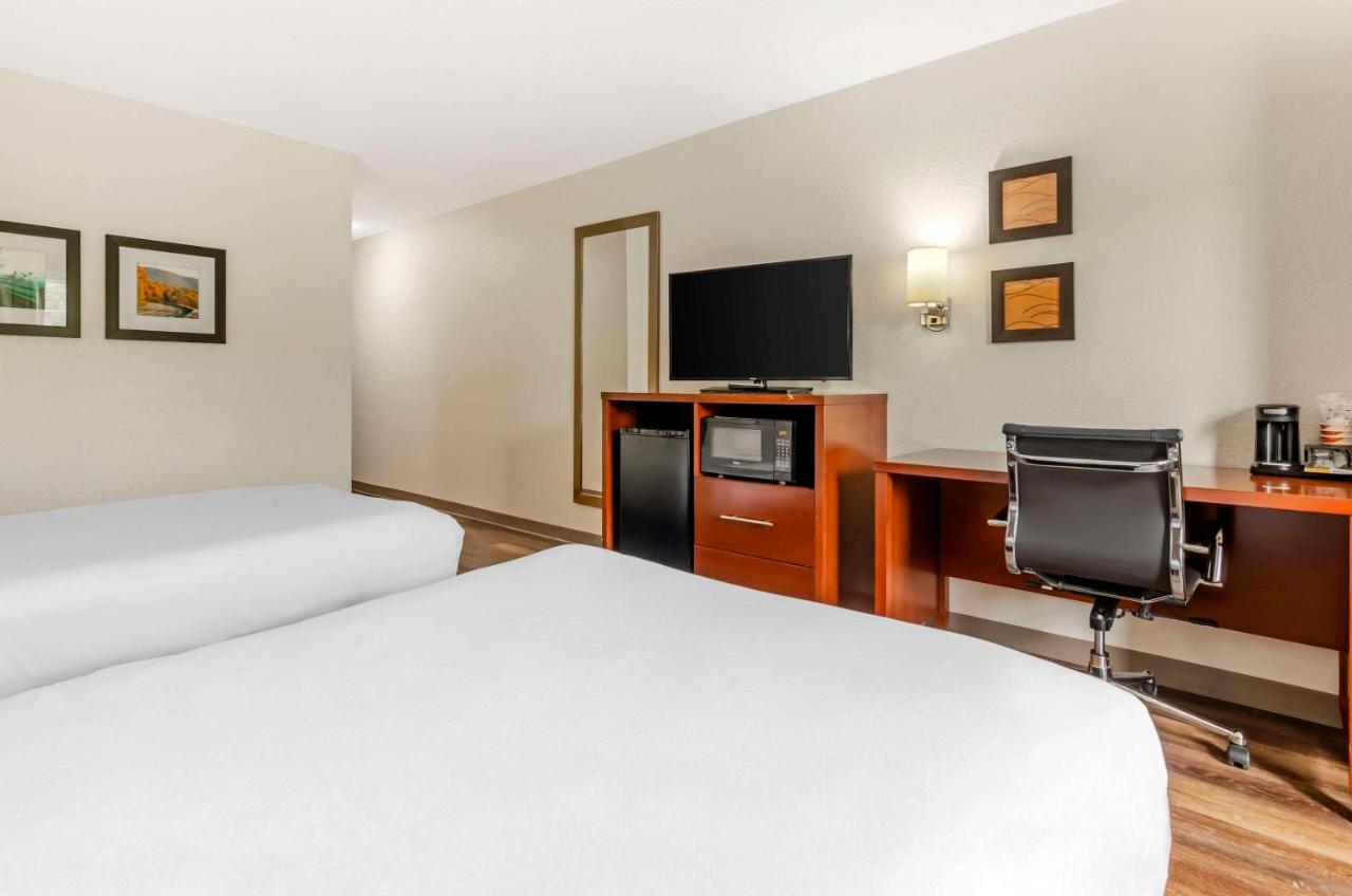 Queen Room with Two Queen Beds - Accessible/Non-Smoking  at Comfort Inn Wytheville - Fort Chiswell