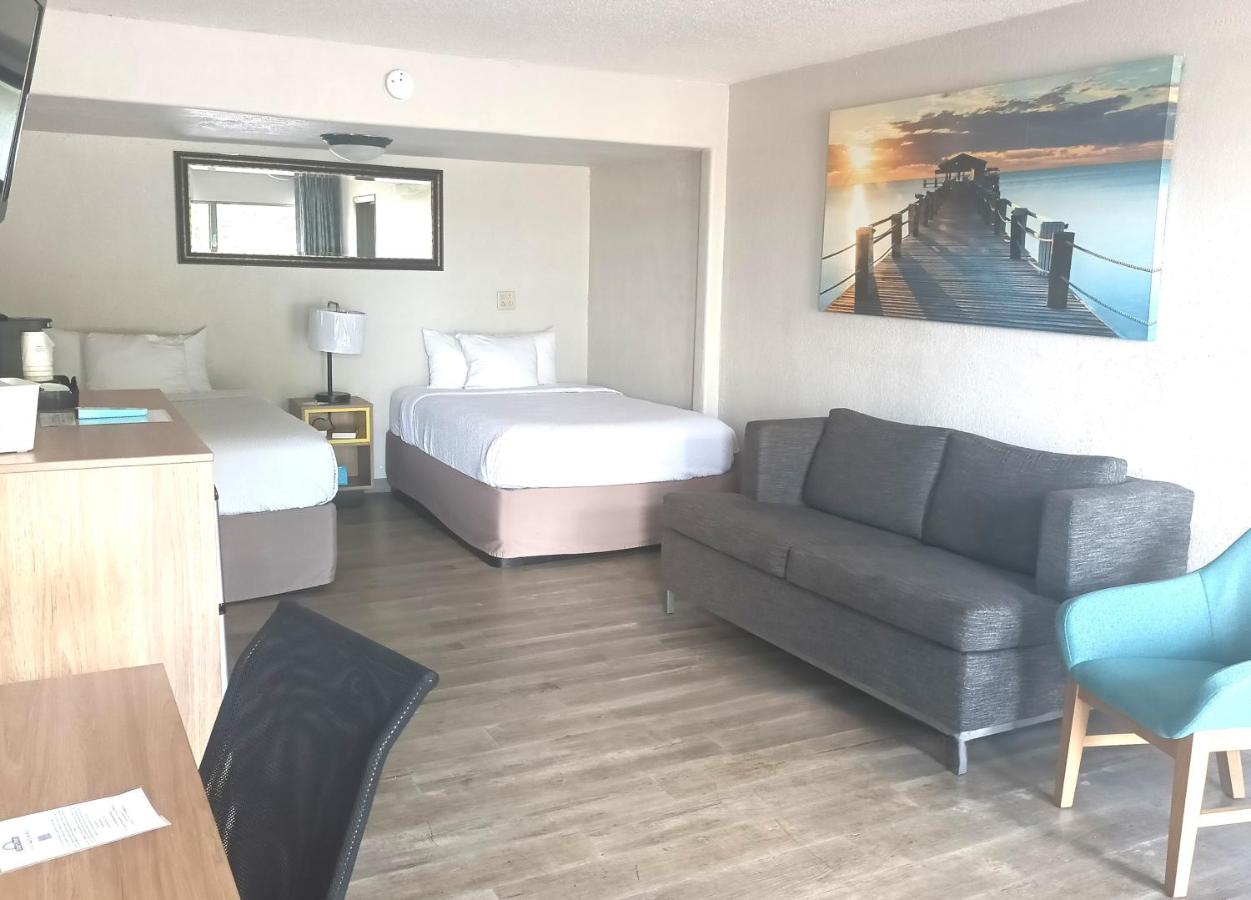 Deluxe King Suite at Days Inn by Wyndham Wildwood I-75