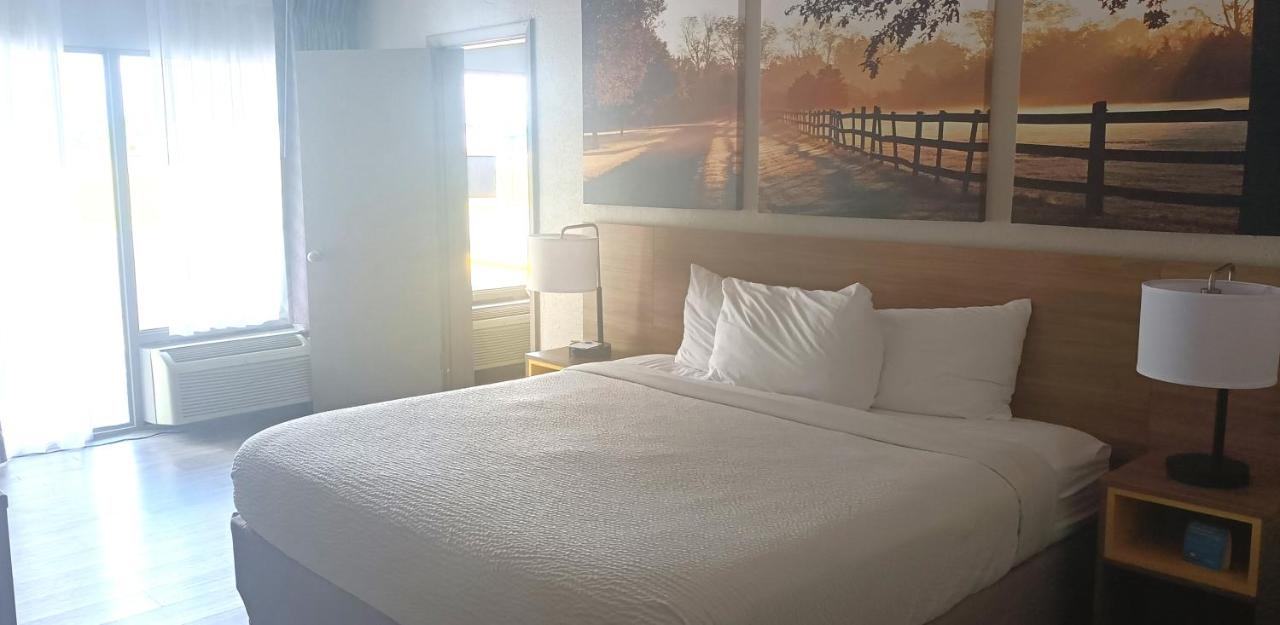 Deluxe King Suite at Days Inn by Wyndham Wildwood I-75