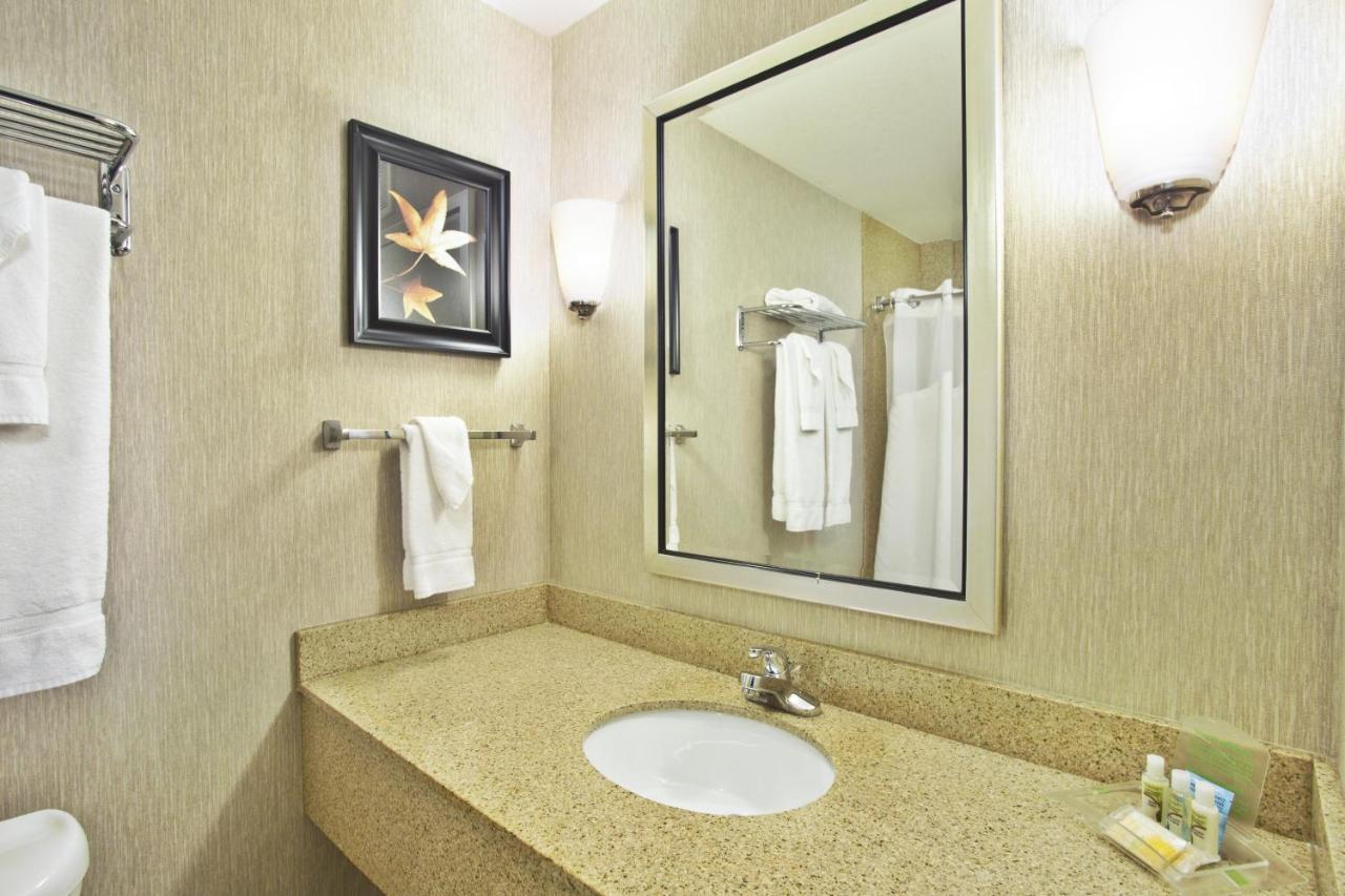  | Holiday Inn & Suites Green Bay Stadium, an IHG Hotel