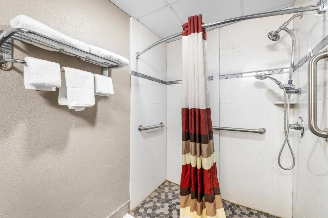 Superior King Room Disability Access Roll-In Shower Non-Smoking at Red Roof Inn Niagara Falls