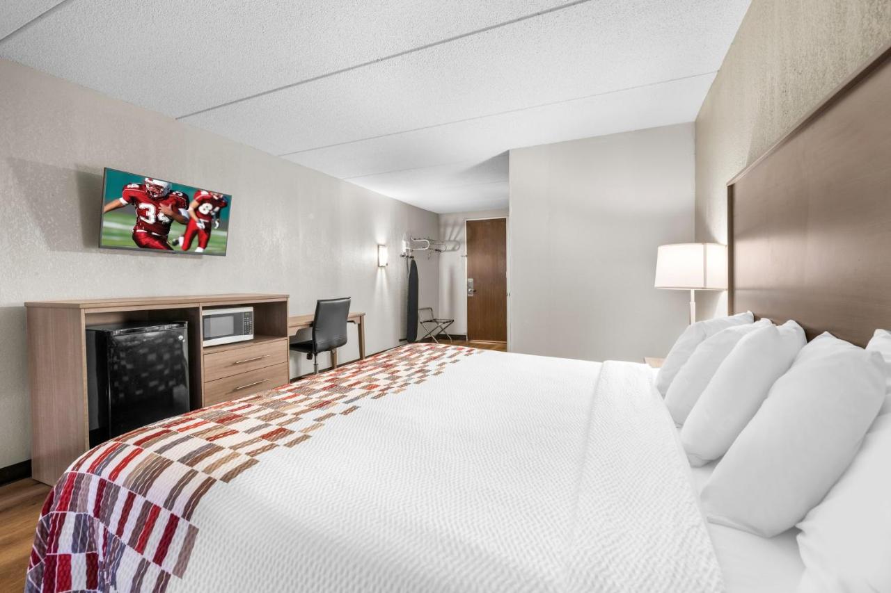 Superior King Room Non-Smoking at Red Roof Inn Niagara Falls