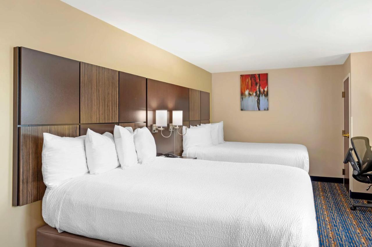 Queen Room with Two Queen Beds and Roll-In Shower - Disability Access/Non-Smoking at Best Western Plus Fairfield Hotel