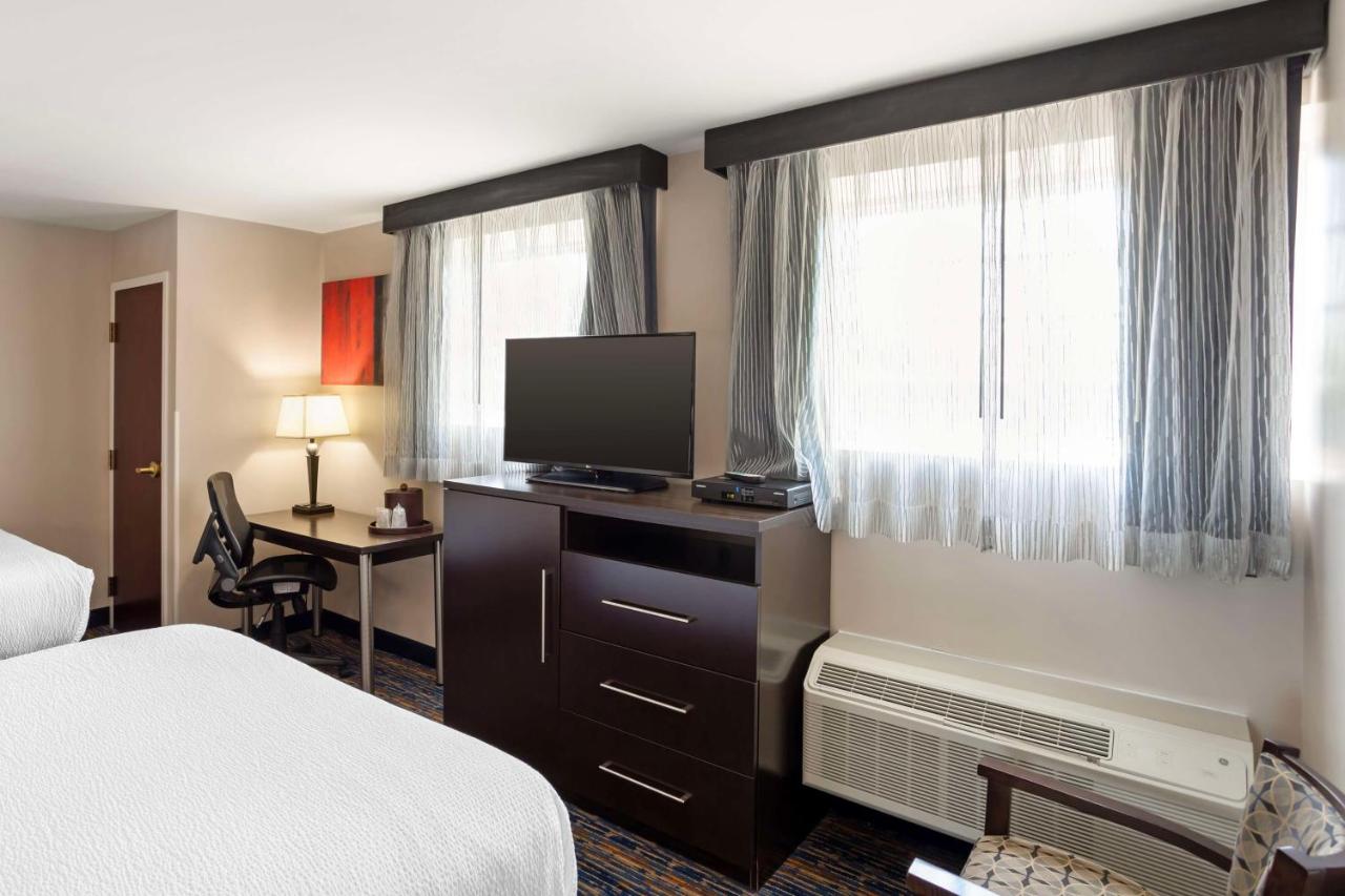 Queen Room with Two Queen Beds and Bath Tub - Disability Access at Best Western Plus Fairfield Hotel