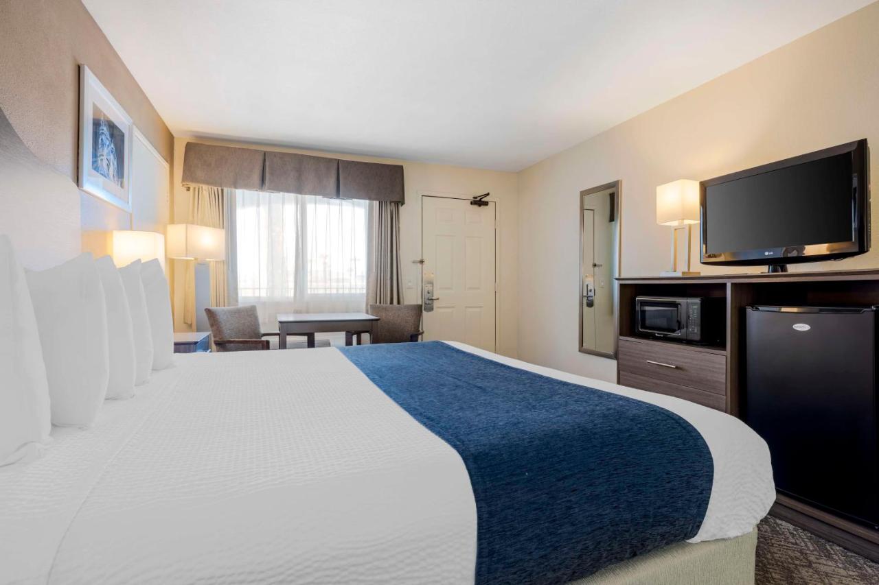 King Room with Roll-in Shower - Non-Smoking/Disability Access at Best Western Santee Lodge