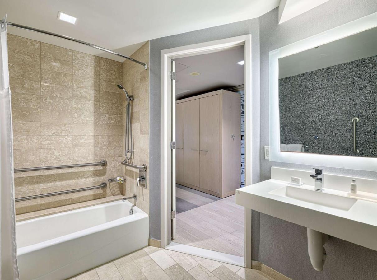 Mobility Accessible Deluxe King with Tub at The Royal Sonesta Minneapolis Downtown