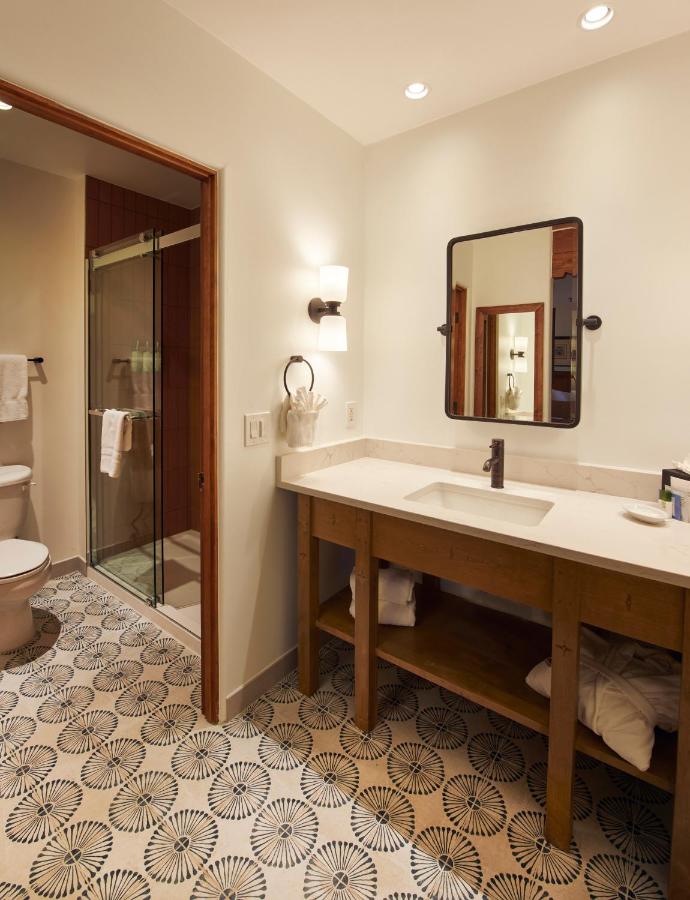 Queen Room at Piñon Court By La Fonda