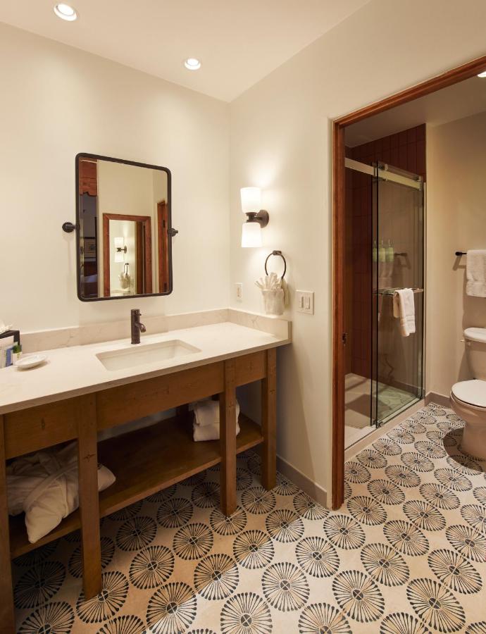 Queen Room at Piñon Court By La Fonda