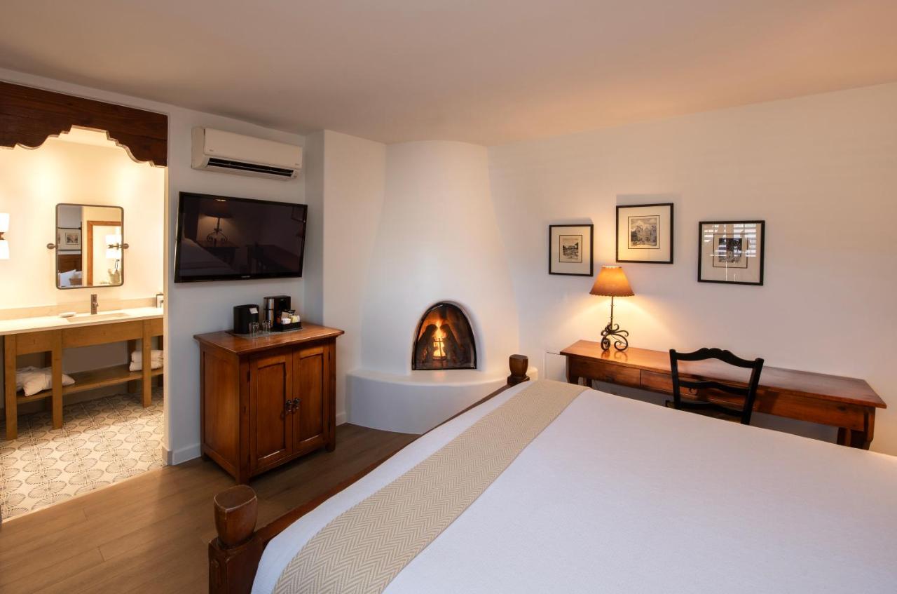 King Room with Fireplace at Piñon Court By La Fonda