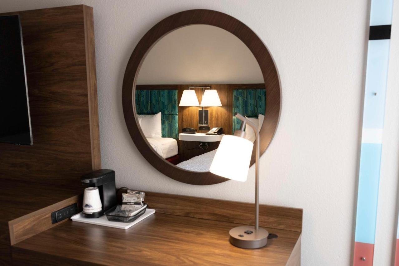 Double Room wiith Two Double Beds-Non-Smoking at Hampton Inn Kent/Akron Area