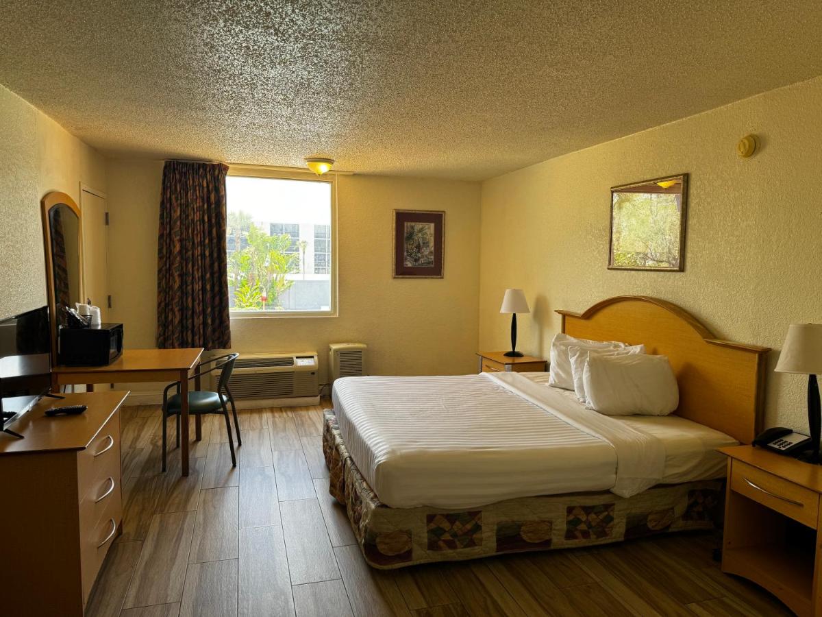 | Monumental Movieland Hotel