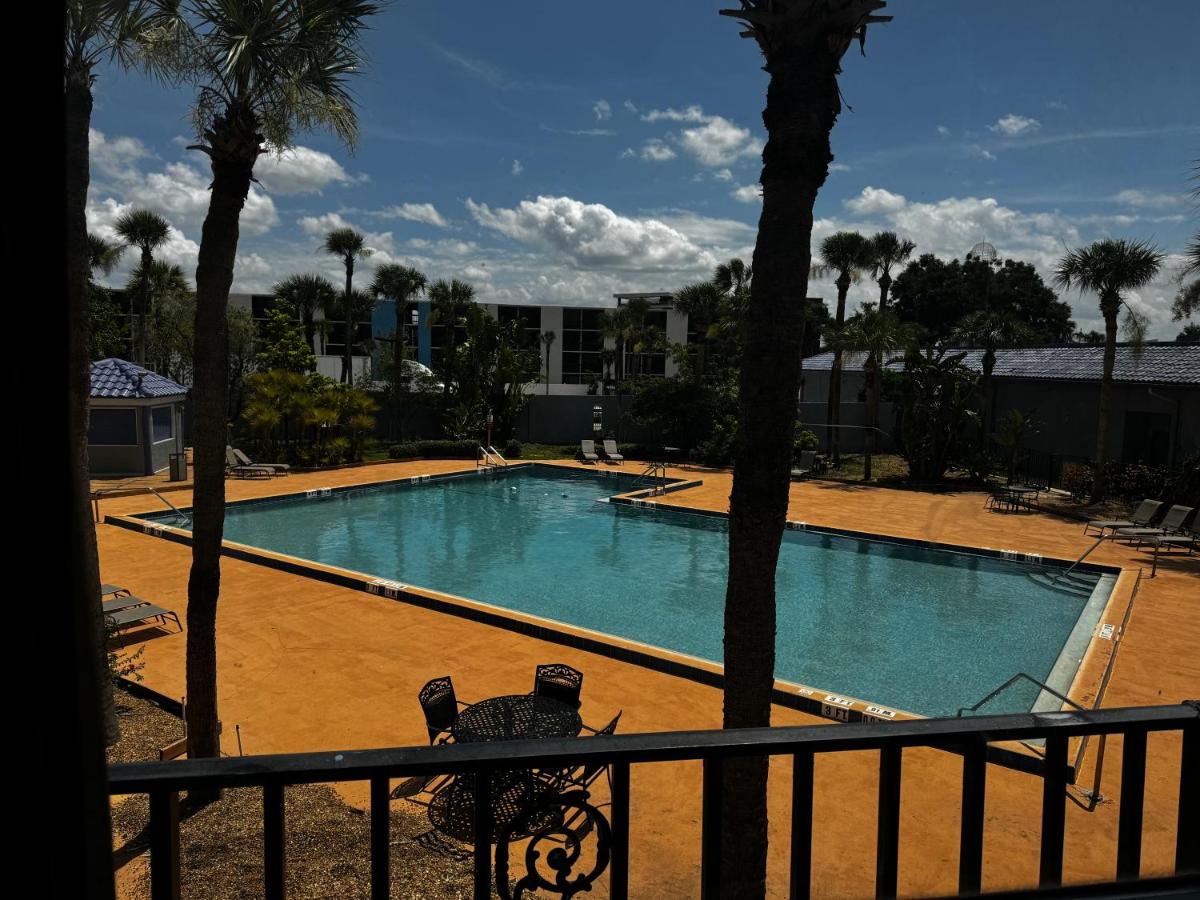 | Monumental Movieland Hotel