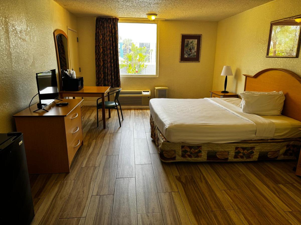 | Monumental Movieland Hotel