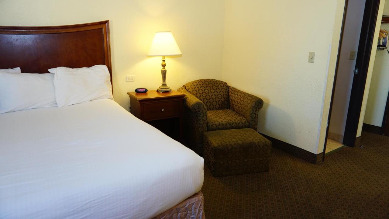 King Room - Non-Smoking at Baymont by Wyndham Arlington At Six Flags Dr