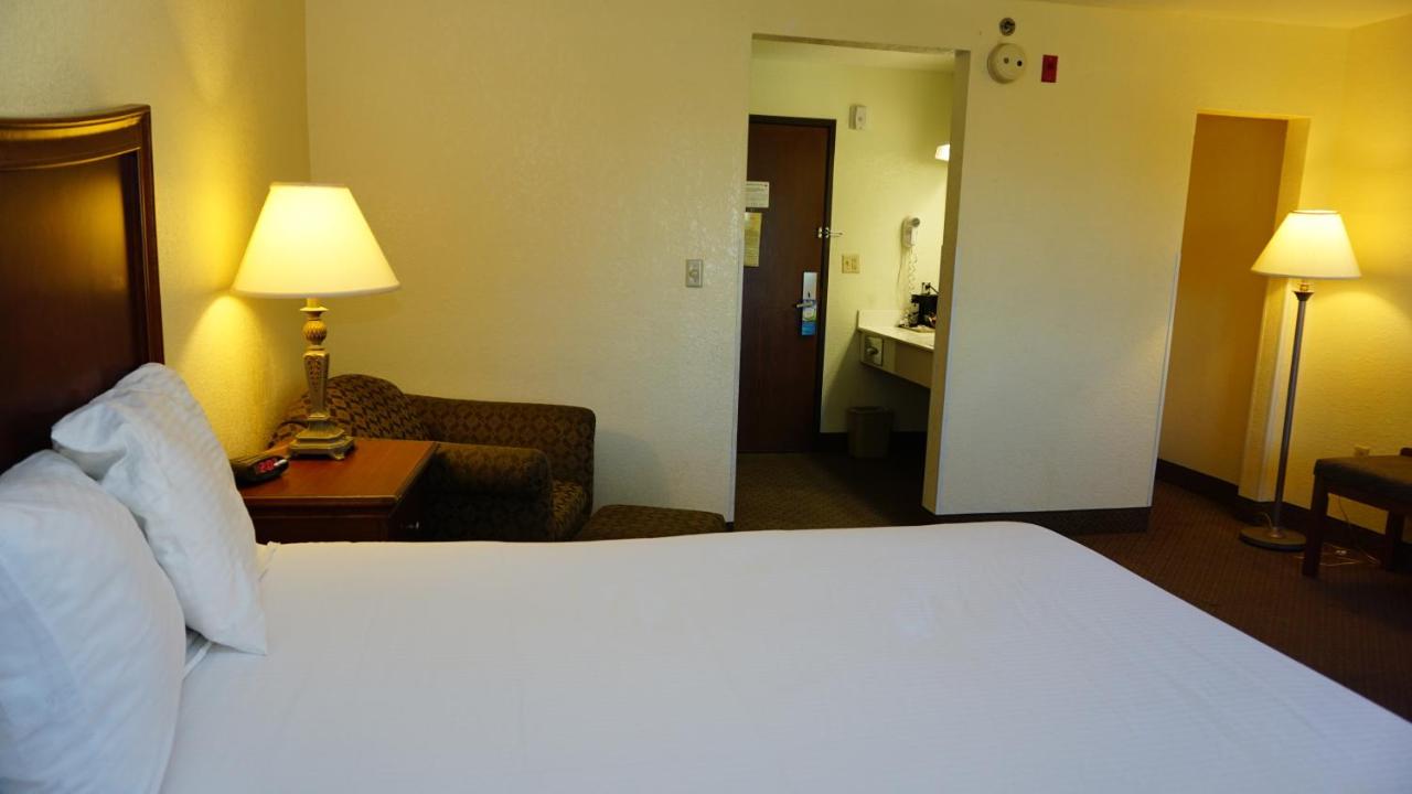 Queen Room with Bath Tub - Mobility/Hearing Accessible - Non-Smoking at Baymont by Wyndham Arlington At Six Flags Dr