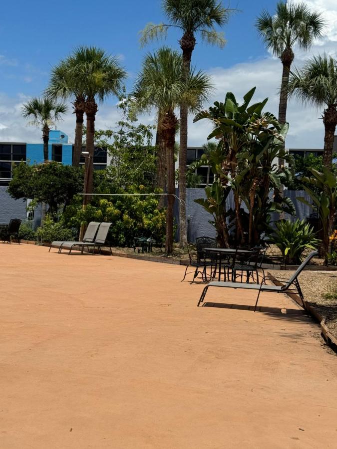 | Monumental Movieland Hotel